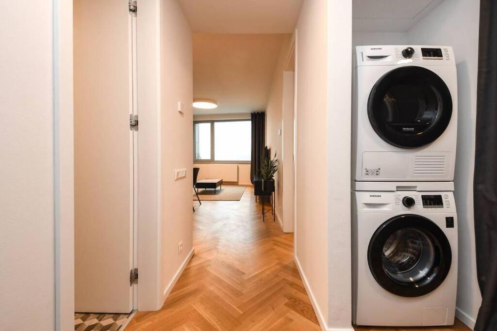 Skypark Luxury Apartment With Skyline View & Free Parking Pressburg Exterior foto