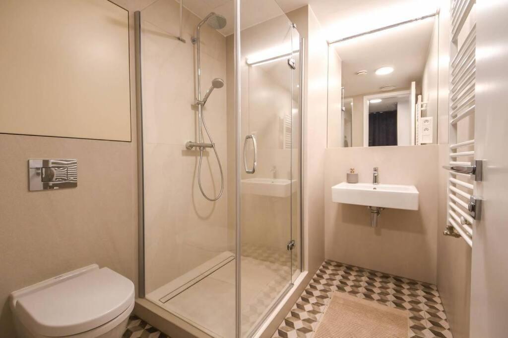 Skypark Luxury Apartment With Skyline View & Free Parking Pressburg Exterior foto