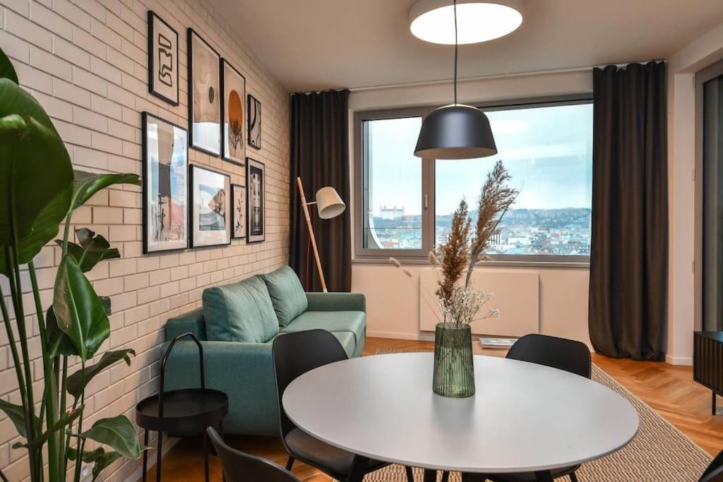 Skypark Luxury Apartment With Skyline View & Free Parking Pressburg Exterior foto