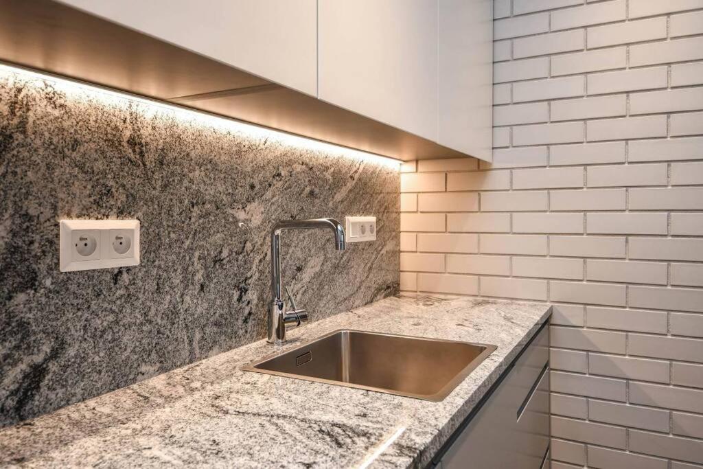 Skypark Luxury Apartment With Skyline View & Free Parking Pressburg Exterior foto
